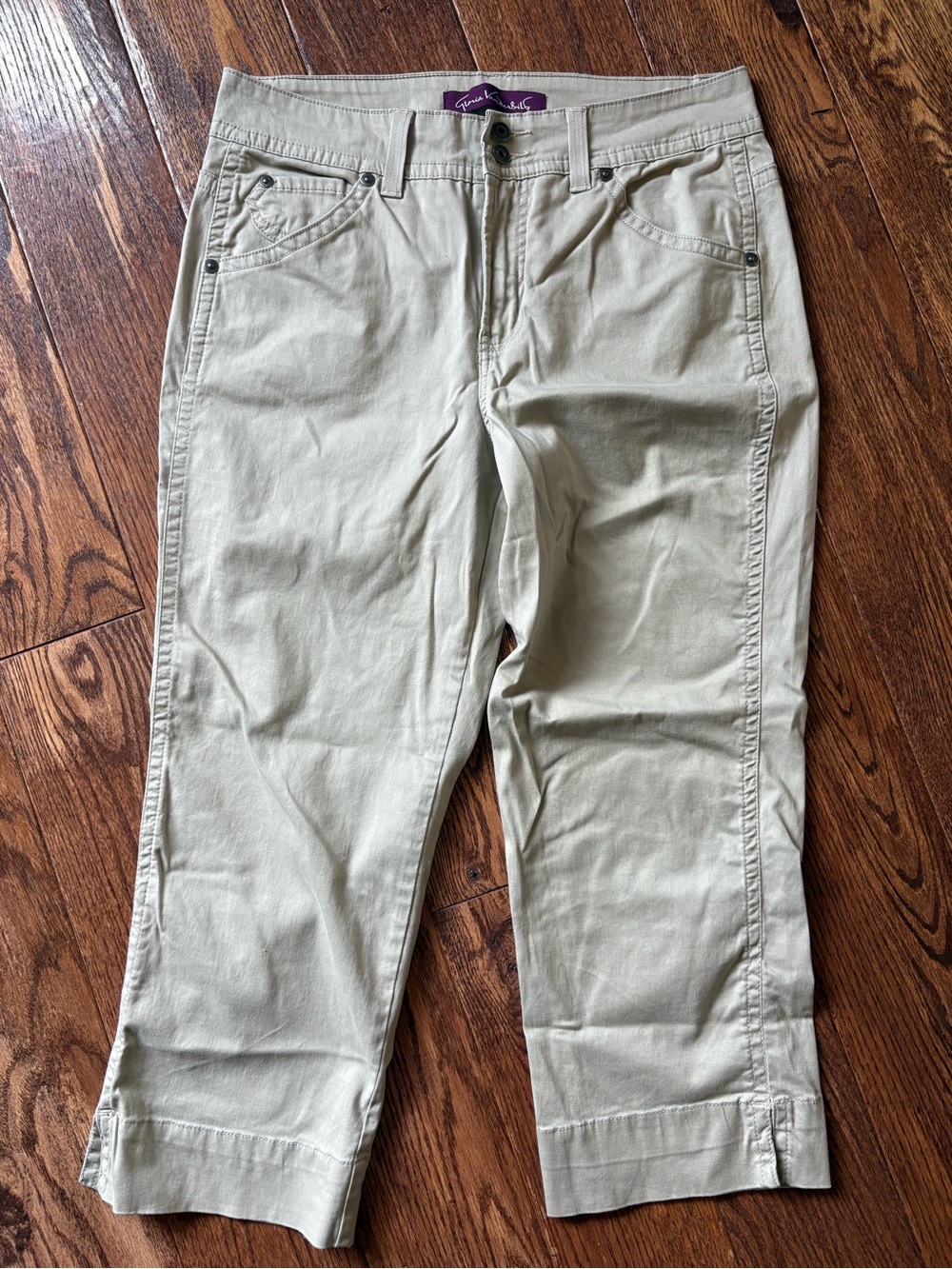 Gloria Vanderbilt khaki Capris
